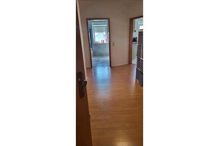 Gudensberg platanenalle Dachwohnung 3 ZKB zum 01 .06.26 frei.