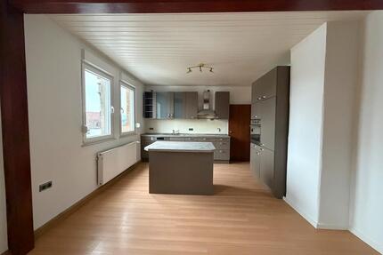 Frisch renovierte Wohnung im 1.OG mit Einbauküche - Neustadt bei Coburg