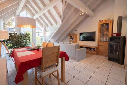 Charmante 3,5-Zimmer-Dachgeschosswohnung mit Balkon und Kaminofen in ruhiger Lage von Liggeringen - Radolfzell am Bodensee / Liggeringen