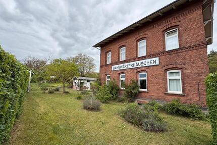Massives Backsteingebäude von 1908 am Elberadweg, ehemaliges Café - Wolmirstedt