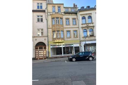 Mitten in der Stadt, zentraler geht es (fast) nicht! Schönes Mehrfamilienhaus in Werdau.
