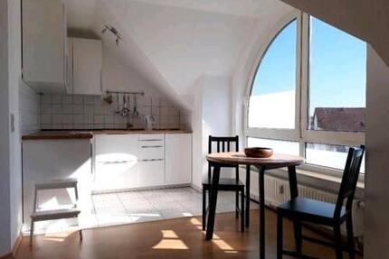 Charmantes Apartment mit Rundbogenfenster, TG & EBK in Wiernsheim