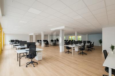 EBENERDIG MIT GROSSER SCHAUFENSTERFLÄCHE - Emmering