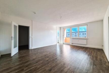 Exklusiver Einzugsbonus*: renovierte 4 Zimmerwohnung mit Balkon und Ausblick - Freiberg