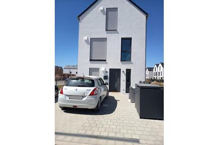 Neues, energieeffizientes Einfamilienhaus mit EBK und Garten - Köfering