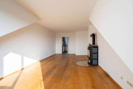 Sonnige Dachgeschosswohnung: 3 Zimmer mit Westbalkon & viel Tageslichticht - Höhenkirchen-Siegertsbrunn