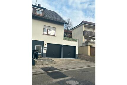 Modernisierte Doppelhaushälfte mit Garten und Doppelgarage - Riederich