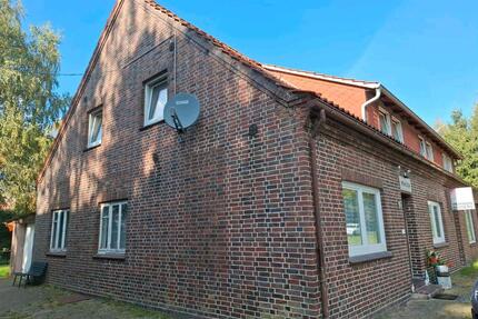 Zwei Häuser mit Möglichkeit zum Gewerbe auf großem Grundstück - Loxstedt
