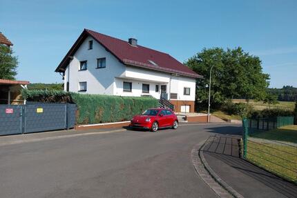 Zweifamilienhaus mit Einliegerwohnung in Feldrandlage - Laubach