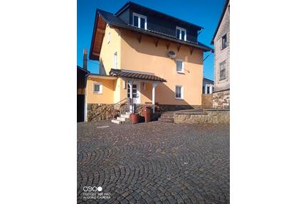 Ein Familien Haus mit zwei neben gebeute - Weilburg
