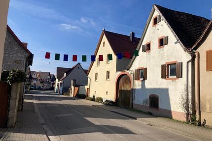 Großes Baugrundstück mit altem Haus mitten in Merdingen.