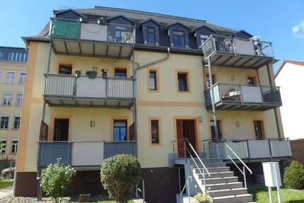 Hübsche 2-Zimmer Dachwohnung mit Balkon, Laminatboden, sep. Küche & Bad mit Dusche - Freital