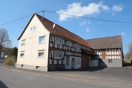 Weitläufiger Resthof mit Scheune, großer Halle & Wiesen - Feldatal