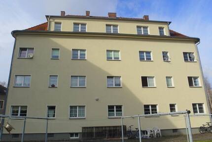 Wird noch renoviert: Kleine 3-Zimmer-Dachwohnung mit neuem Laminatboden und Bad mit Dusche - Bischofswerda
