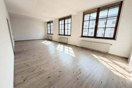 Großzügige 120 m² Wohnung mit Aufzug & Stellplatz - Thalheim/Erzgebirge