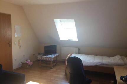 Gemütliches, möbliertes DG-Apartment mit Stellplatz in Büchenbach - Erlangen Alterlangen