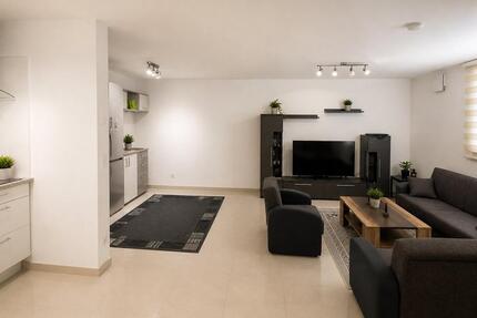 2-Zimmer Souterrainwohnung (68 m²) mit Wohnküche, Terrasse. - Münster (Hessen)