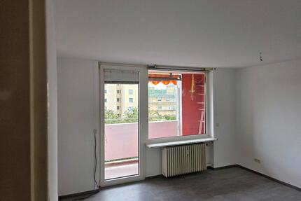 Modernisierte 3-Zimmer-Wohnung mit Balkon, Aufzug und Schwimmbad - Stein