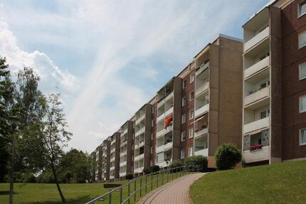 Platz für die ganze Familie - 4-Raum-Wohnung mit Badewanne und Balkon - Gera Lusan