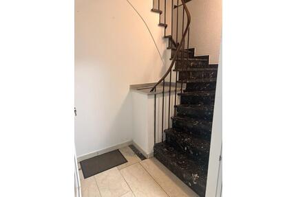 2 stöckige Wohnung mit Küche - 2.950,00&nbsp;EUR Kaltmiete, ca.&nbsp; 150,00&nbsp;m&sup2; in Bergheim (PLZ: 50126)