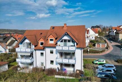 Einziehen und wohlfühlen: top gepflegte Eigentumswohnung inklusive Einbauküche, Pkw-Stellplatz und Fernsicht in Ahnatal-Weimar