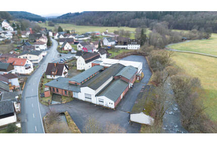 Großzügige Grundstücke mit Lagerhallen und ZweifamilienhausBürogebäude - Rödental / Mittelberg