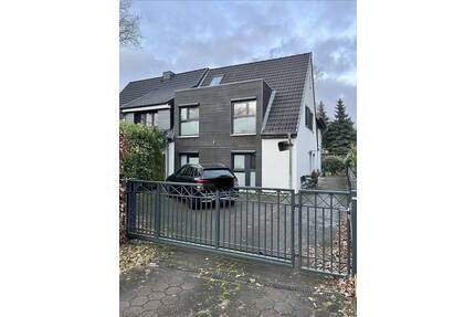 Schönes Familien-Haus mit 7 Zimmern und tollem Garten in Sasel - Hamburg