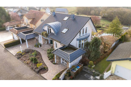 Exklusives Wohnhaus mit Einliegerwohnung mit Weitblick, Außenpool und Saunahaus in Hochscheid! - Breitscheid-Hochscheid