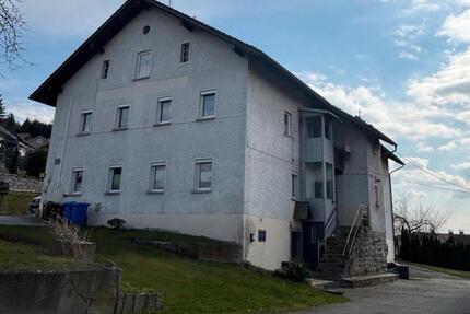 Haus, Mietwohnungen, Scheune und Garagen - Büchlberg