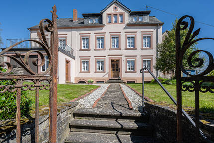 Liebevolles Bauernhaus aus 1834 mit Nebengebäuden und schönem Garten. - Sülm