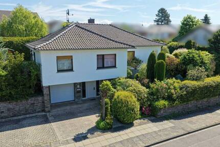 Exklusives Einfamilienhaus mit Gartenareal, Garage & 3 Stellplätzen! Stilvolle Wohnkultur – zeitlos, familienfreundlich, vielseitig nutzbar. - Swisttal Buschhoven