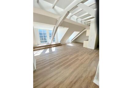 Außergewöhnliche 1-Zimmerwohnung im Dachgeschoss - Fahrstuhl vorhanden frei ab 01.04.2026 - Hann. Münden