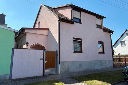 Charmantes Einfamilienhaus - 135.000,00&nbsp;EUR Kaufpreis, ca.&nbsp; 140,00&nbsp;m&sup2; in Drei Gleichen (PLZ: 99869)
