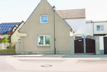 - Teilunterkellertes Einfamilienhaus mit Nebengebäude - - Weißenfels Großkorbetha