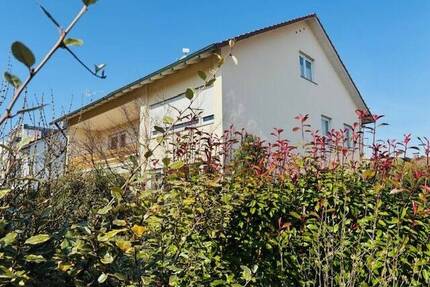 Ansprechendes Zweifamilienhaus mit Einliegerwohnung und großem Garten in Bestlage - Singen