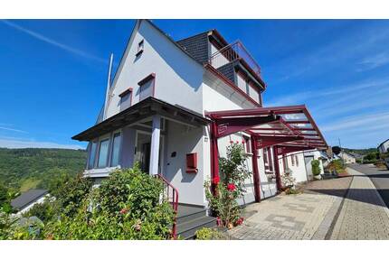 Bullay - Charmante Doppelhaushälfte mit traumhafter Aussicht, liebevoll angelegtem Garten und Carport