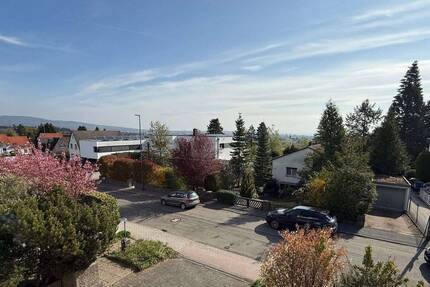 Große 3 Zi. ETW mit 95 m² Wfl., EBK, Tgl. Bad, große Loggia mit Fernblick, Garage, in ruhiger Lage! - Oberursel Oberstedten