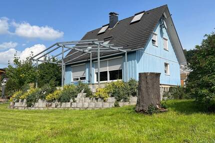 **Einfamilienwohnhaus in Feldrandlage mit herrlichem Fernblick auf großem Grundstück** - Wächtersbach Weilers