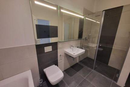 +Sonnige Südloggia+ Helle hochwertig sanierte 2-Raum-Wohnung mit Fußbodenheizung, Parkett, Wannenbad, Personenaufzug, TV-Spiegel - Rochlitz