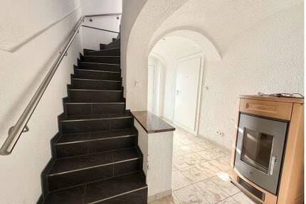 Großes saniertes Reihenmittelhaus mit 182 m² Wohnfläche 7 Zimmer und Einliegerwohnung, Innenhof, Garage, Stellplatz und PV in Floss zu vermieten - Floß