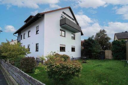 Attraktives Mehrfamilienhaus mit drei Wohneinheiten in Lonnerstadt