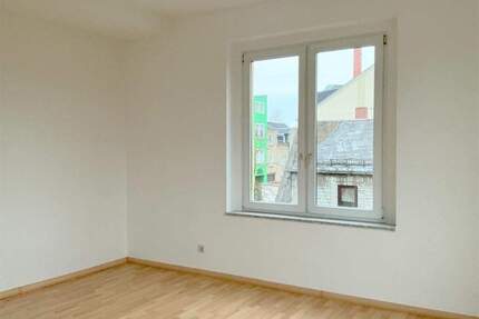 Geräumige 2-Zimmer-Wohnung im 2.OG mit Einbauküche, Laminatboden und Badewanne - Limbach-Oberfrohna