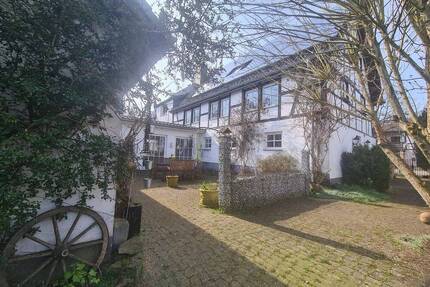 Blankenheim charmantes Fachwerkensemble von 1996 mit 4.462 m² Grundstück und vielseitigen Nutzungsoptionen