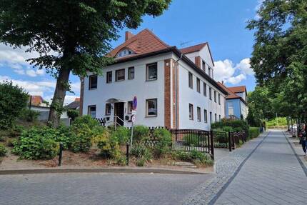 Helle 2,5-Zimmer-Wohnung mit neuer Einbauküche, Dielenboden und Gartennutzung - Eberswalde