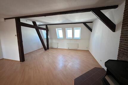 Wunderschöne Dachgeschosswohnung mit Einbauküche und Balkon - Halle (Saale) Damaschkestraße