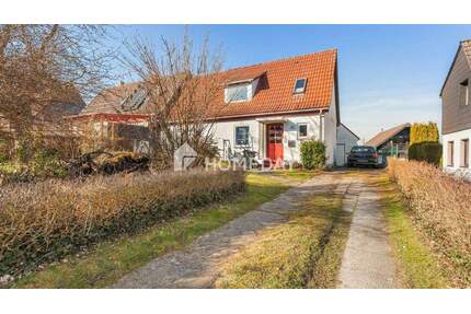 Sanierungsbedürftige Doppelhaushälfte mit 6 Zimmern, großem Grundstück und viel Potenzial - Salzgitter-Bad