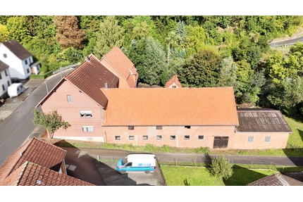 Großer Resthof mit 2 Fam.Haus, Stallungen, Scheune, Garagen & ca. 2.300m² Grundstück - Wolfhagen