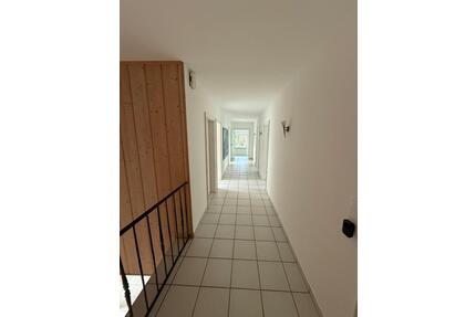 Helle & großzügige Wohnung mit Gartenanteil in zentraler Lage von - Hille