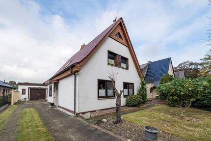 Einzigartiges Einfamilienhaus in Debstedt: Geräumiges Wohnen mit zwei Garagen und großem Grundstück - Geestland