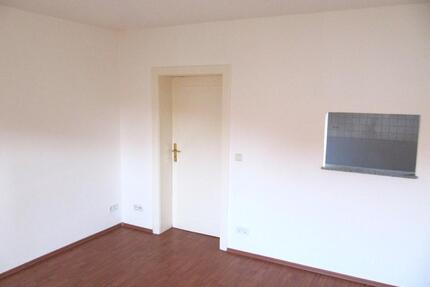 Schön geschnittene 2 Raum Erdgeschosswohnung mit Balkon - Naumburg (Saale)